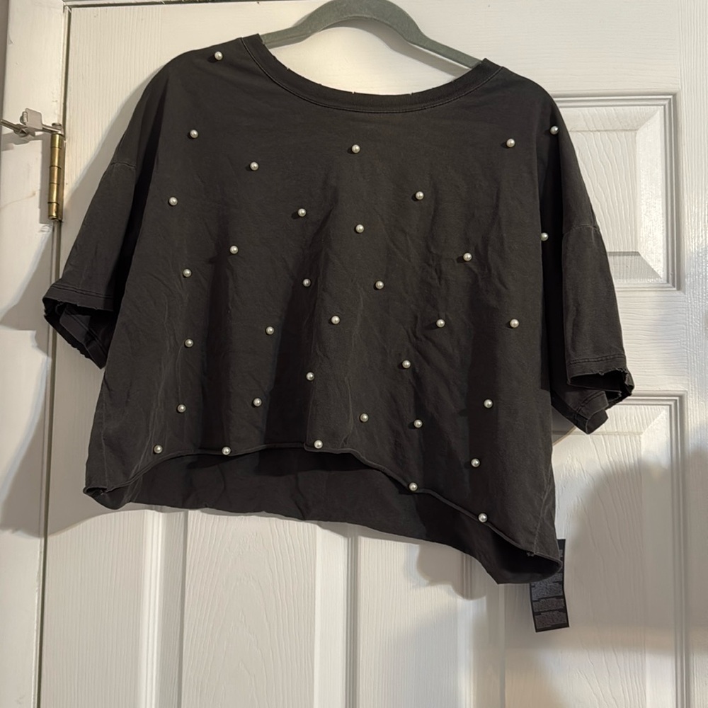 NWT Pearl detail crop top